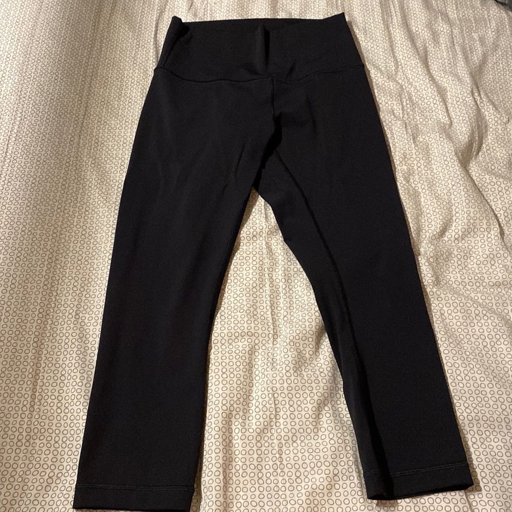 Lululemon black capris size 6